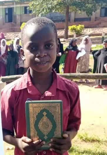 Afrikalı kardeşlerimize Kur'an-ı Kerim dağıtarak Allah'ın kelamını yayıyoruz